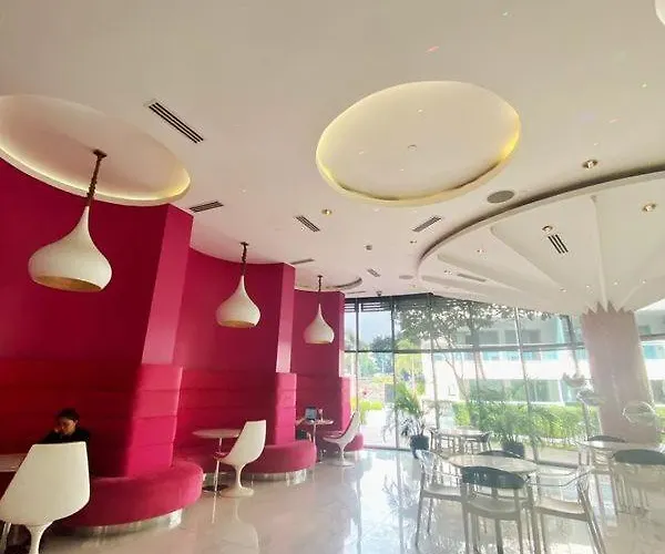 Aparthotel Azure - Paris Hilton 2 Bedroom With Pool And Parking